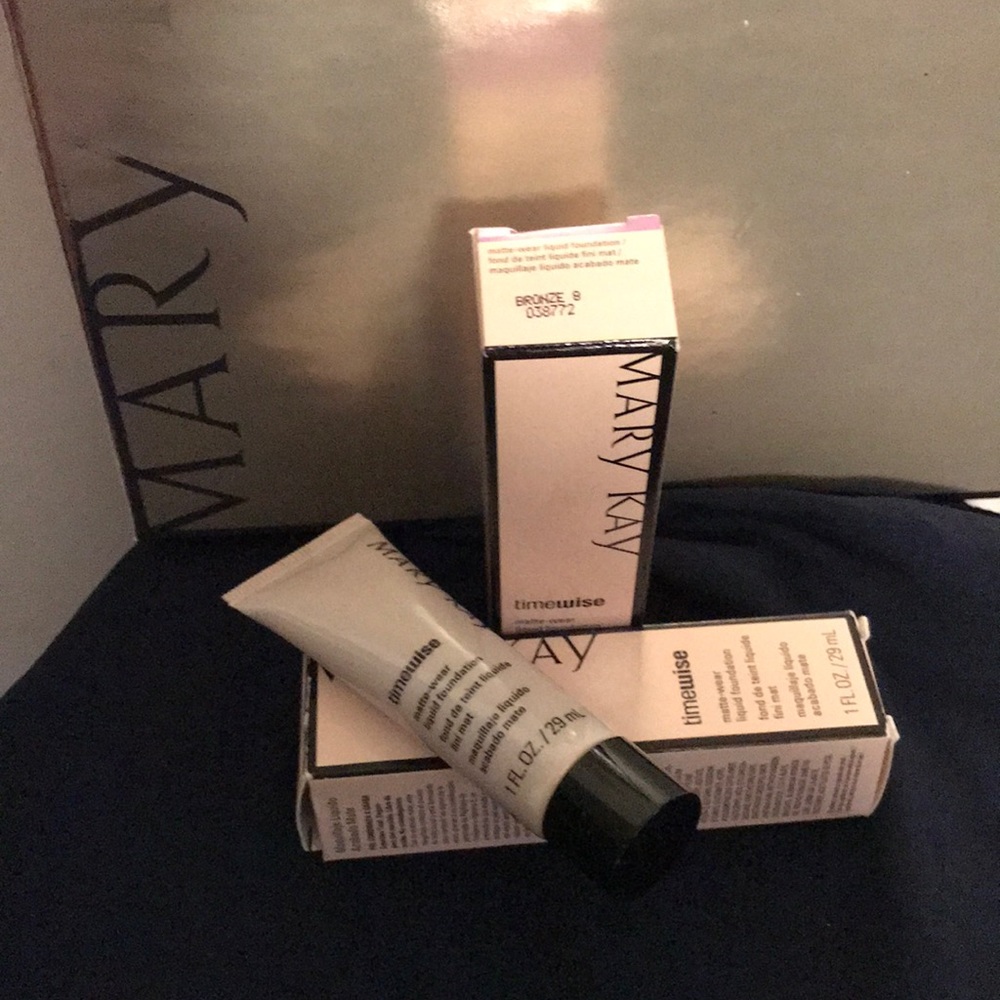 Two TimeWise Matte-Wear Liquid Foundation-Bronze 8